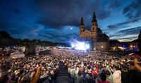 Publikum sitzt vor der Musical-Kulisse vor dem Fuldaer Dom