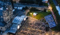 Eine belebte Musical-Bühne steht vor dem Fuldaer Dom 