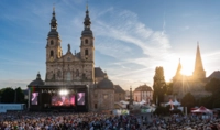 Publikum sitzt vor der Musical-Kulisse vor dem Fuldaer Dom