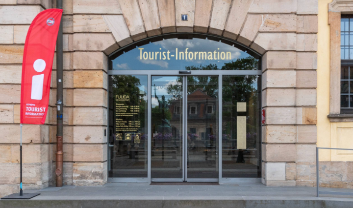 Nahaufnahme von einem Eingang mit einer Glasfront