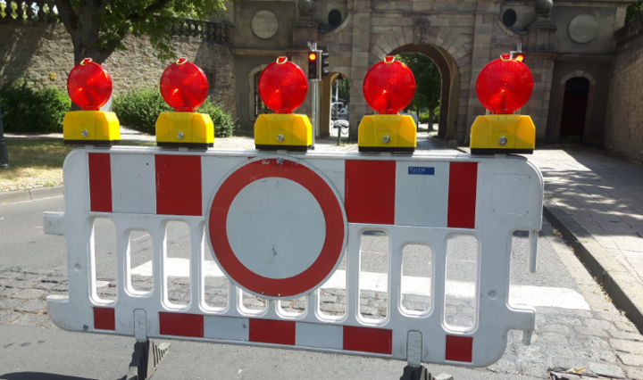 Eine Absperrung steht auf einem Weg
