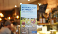 Ein Flyer im Fokus vor einem verschwommenem Hintergrund