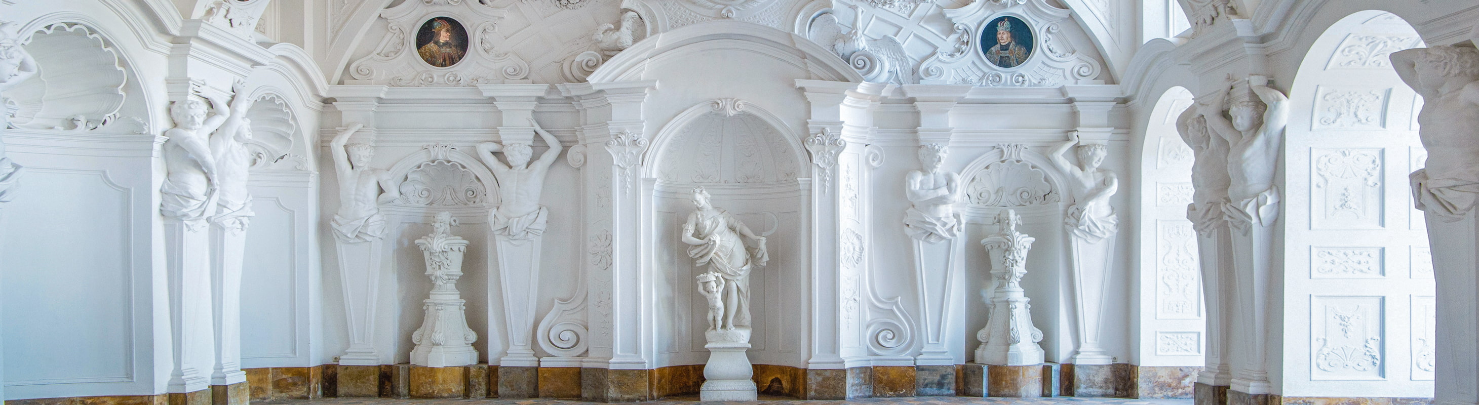 Blick auf barocke Statuen