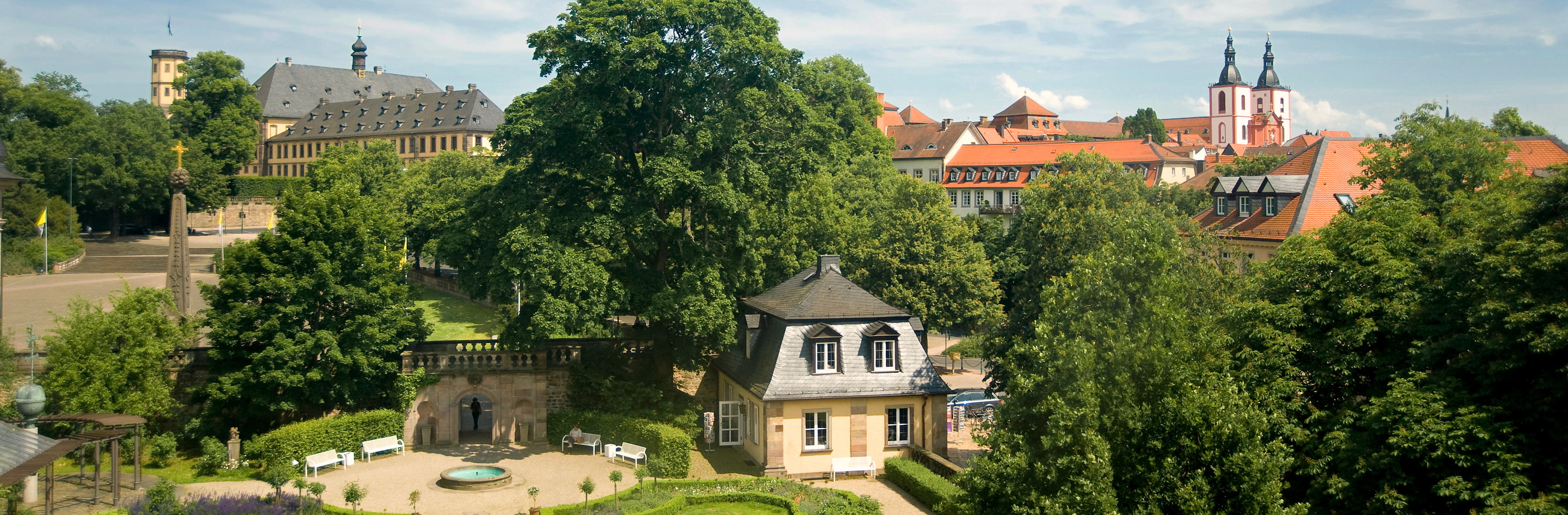 Stadtpanorama mit grünen Bäumen