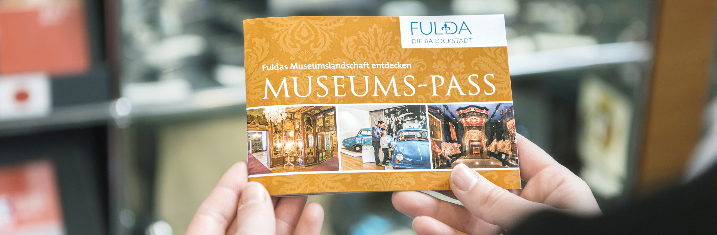 Nahaufnehme des Museums-Passes, den jemand in den Händen hält