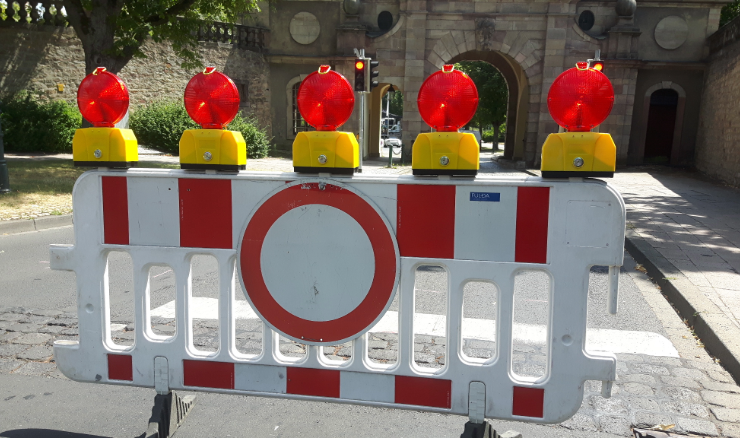 Eine Absperrung steht auf einem Weg