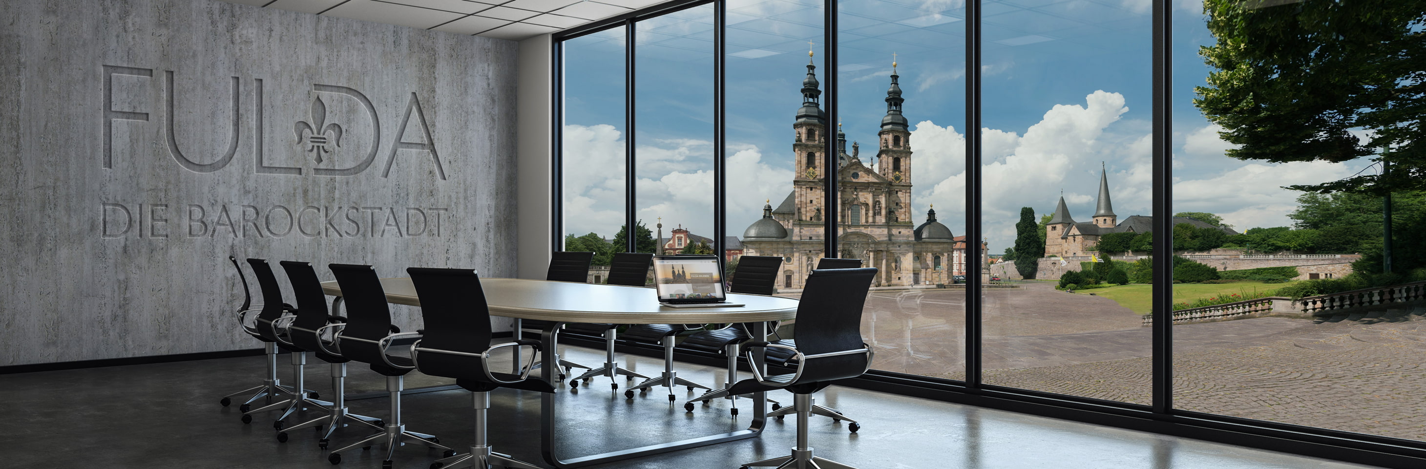 Ein bestuhlter Tisch steht in einem Raum vor einer großen Glasfront