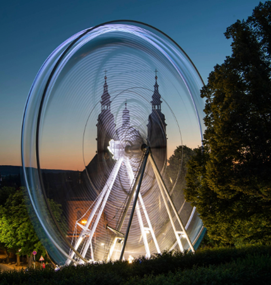 Blick bei Nacht auf den beleuchteten Fuldaer Dom